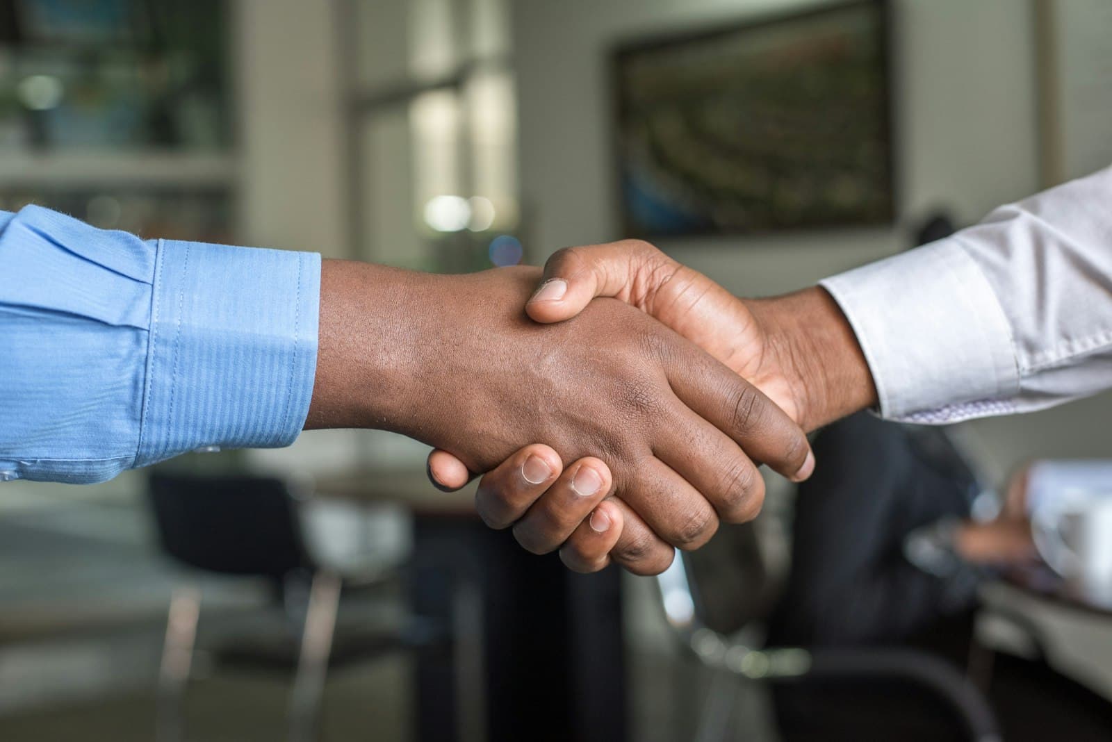 Poignée de main entre professionnels — confiance et transparence