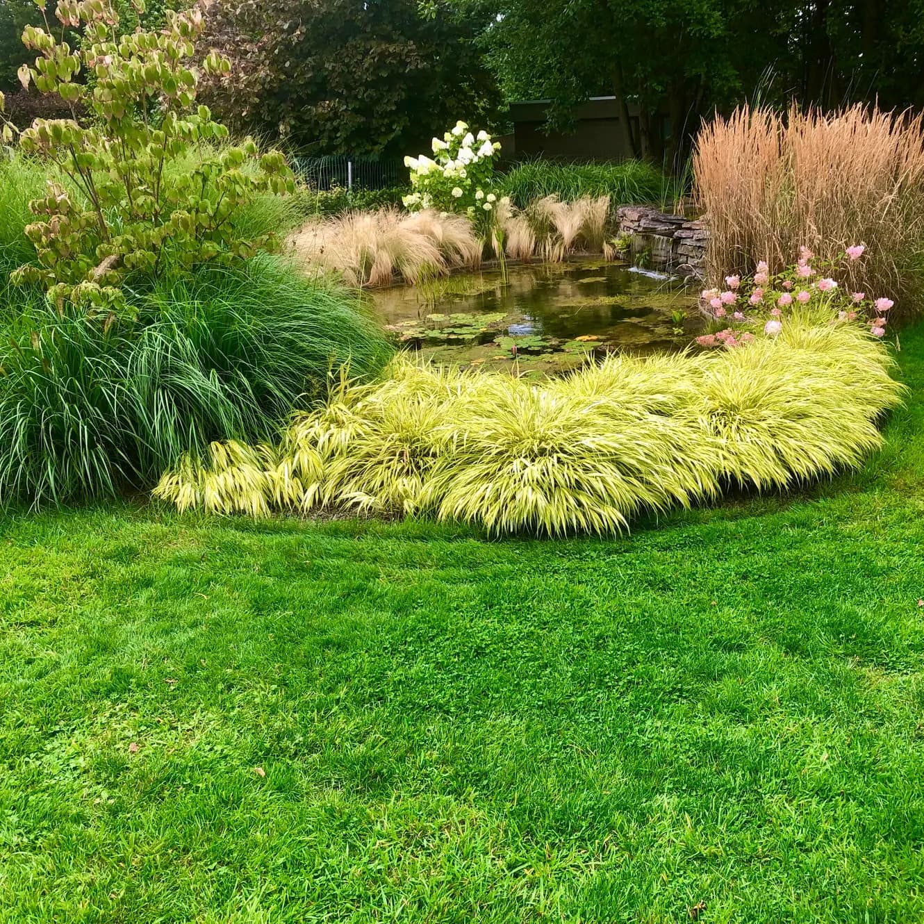 Photo de couverture de PETITES COURS ET GRANDS JARDINS SRL